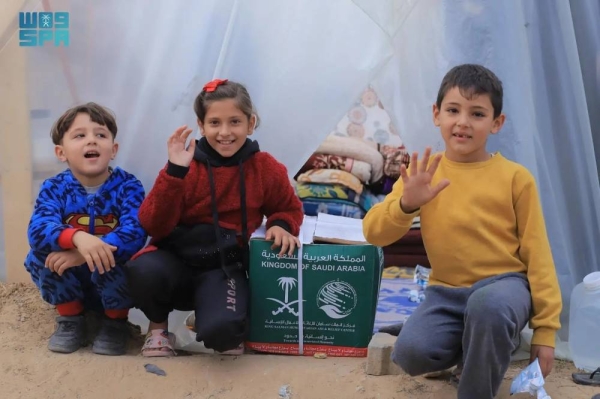 KSrelief distributes essential food aid in Gaza refugee camp