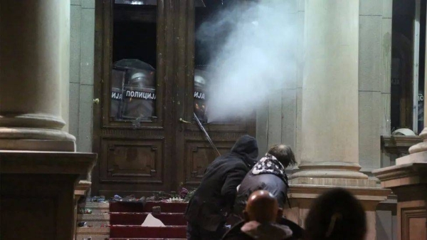 Serbia protests: Anti-government demonstrators try to storm Belgrade city hall