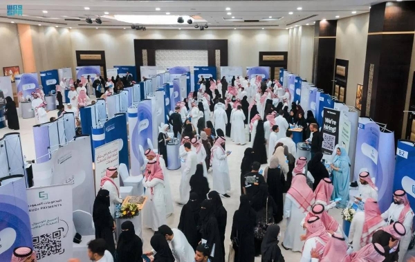 The Saudi male employees constituted 60.1 percent of the total, with a number of 2,357,785 employees, while the percentage of women represented 39.9 percent, with a total number of 1,563,536 employees.
