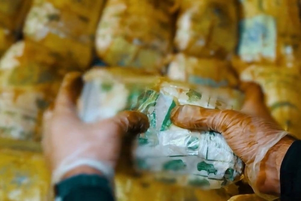 The Zakat, Tax and Customs Authority stated that when conducting an inspection on one of the vehicles coming through the Empty Quarter crossing, 43 kilograms of shabu were found hidden inside the vehicle’s fuel tank.
