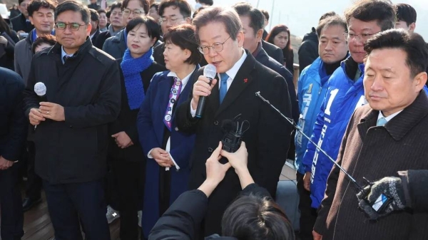 South Korea's opposition leader Lee Jae myung addressing reporters in Busan shortly before he was stabbed