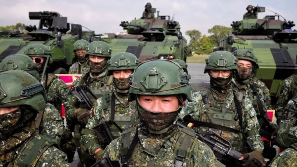 Taiwanese soldiers take part in a demonstration showing their combat skills during a visit by Taiwan's President Tsai Ing-wen at a military base in Chiayi on 6 January , 2023