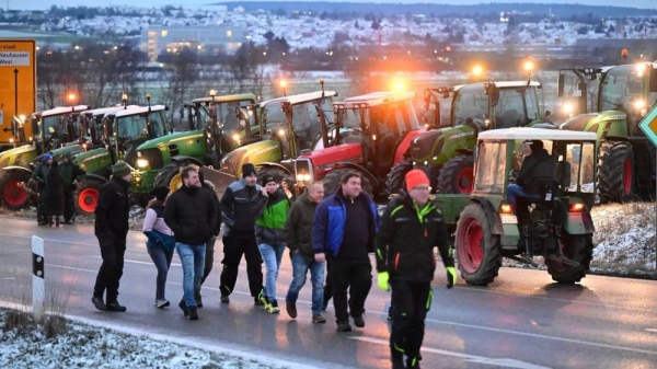 German farmers block major highways in protest at  plans to scrap diesel tax break