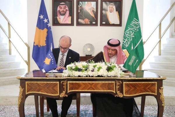 Saudi Deputy Minister of Foreign Affairs Walid Al-Khereiji and Kosovo’s Deputy Minister of Foreign and Expatriate Affairs Krsnik Ahmadi during the signing ceremony of the agreement. 