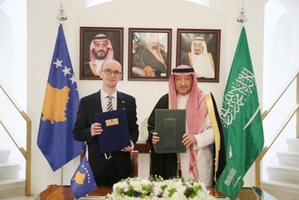 Saudi Deputy Minister of Foreign Affairs Walid Al-Khereiji and Kosovo’s Deputy Minister of Foreign and Expatriate Affairs Krsnik Ahmadi during the signing ceremony of the agreement. 