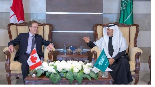 Hassan Al-Huwaizi, president of the Federation of Saudi Chambers holds talks with Canadian Ambassador to Saudi Arabia Jean-Philippe Lento in Riyadh on Thursday.