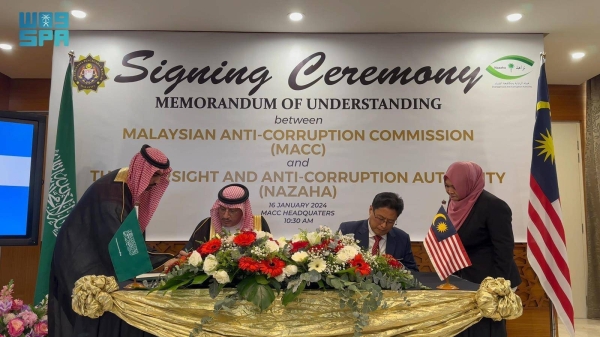NAZAHA President Mazin Al-Kahmous and MACC Chief Commissioner Tan Sri Azam bin Baki sign a memorandum of understanding in Kuala Lumpur to enhance cooperation in combating cross-border corruption.
