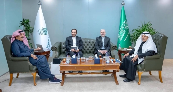 Iranian Ambassador Alireza Enayati and President of the Federation of Saudi Chambers Hassan Al-Huwaizi urge Saudi and Iranian investors to take advantage of the opportunities and advantages of foreign investment in each country.