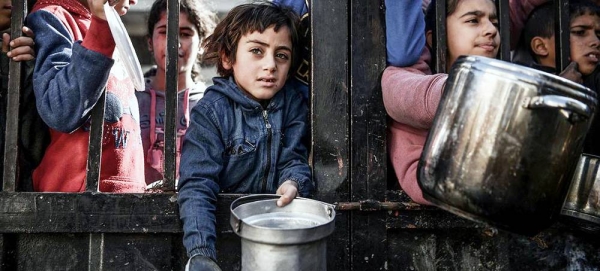 In Gaza, children wait to receive food as the bombardments on the enclave continue. (file). — courtesy UNDP PAPP/Abed Zagout