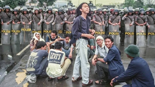 Student protesters at Trisakti University in May 1998. — courtesy BBC/ Jonathan Head