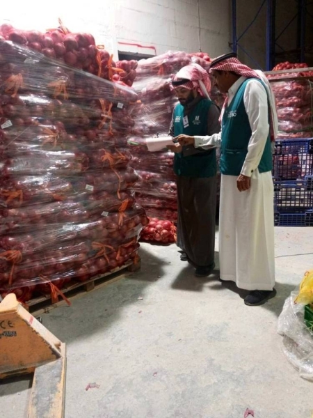 Inspection teams from the ministry raided a warehouse of a commercial establishment in southern Riyadh that hoarded more than eight tons of onions. 