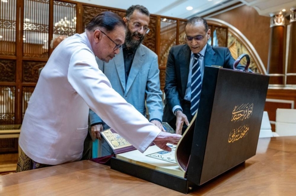 Malaysia’s Prime Minister Anwar Ibrahim holds talks with Sheikh Abdullah Saleh Kamel, president of the Islamic Chamber of Commerce, Industry and Agriculture, in Kuala Lumpur on Friday.