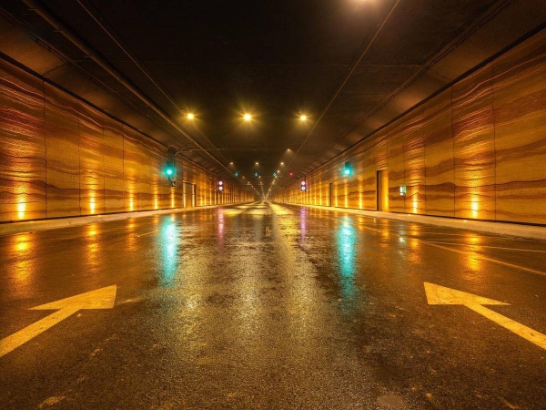 Spanning 2,430 meters from north to south beneath the expansive King Salman Park, the Abu Bakr Al-Siddiq Road Tunnel stands as one of the longest in the Middle East.