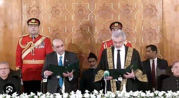 Chief Justice of Pakistan Qazi Faez Isa administered the oath of office to the newly-elected president Asif Ali Zardari during a ceremony held at the President's House on Sunday.