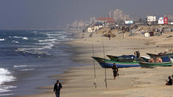 Palestinian fishermen walk on the beach in Gaza City (FILE)