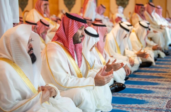 Crown Prince performs Eid prayer at Grand Mosque, receives princes and top officials