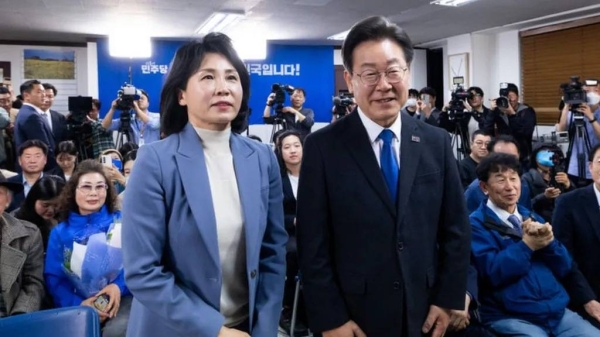 Lee Jae-myung, leader of the Democratic Party (R) has declared the win a 'victory for the people'