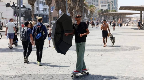 While sirens sounded in northern Israel, life continued as normal in Tel Aviv on Friday morning