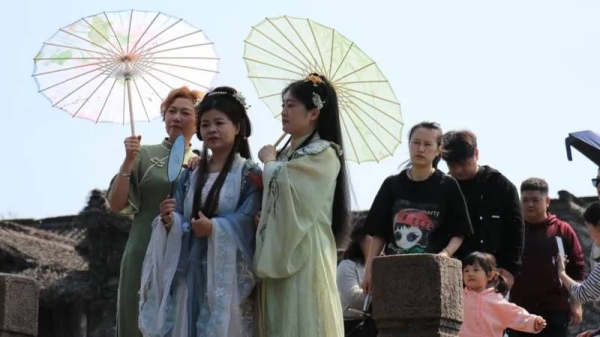 A popular thing to do in Wuzhen is pose for photos dressed in traditional hanfu clothing