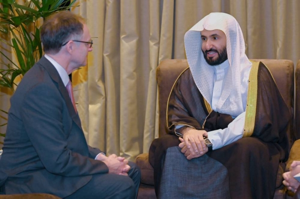 Walid Al-Samaani holds talks with Stephen Gageler, Chief Justice of the Supreme Court of Australia, in Rio de Janeiro.