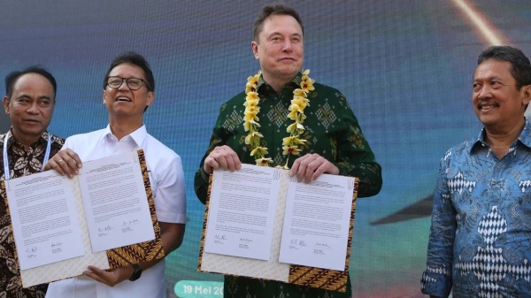 Indonesian Minister of Health Budi Gunadi Sadikin, second from left, and Elon Musk, second from right, sign an agreement on enhancing connectivity at a public health center in Denpasar, Bali, Indonesia on May 19, 2024