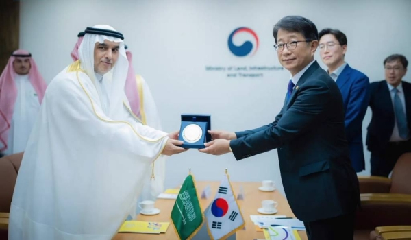 The chairman of the Saudi Authority for Data and Artificial Intelligence (SDAIA), Dr. Abdullah Al-Ghamdi, recently met with the South Korean Minister of Land, Infrastructure, and Transport, Sangu Park, to explore cooperation between the two nations in the fields of artificial intelligence (AI) and smart cities.