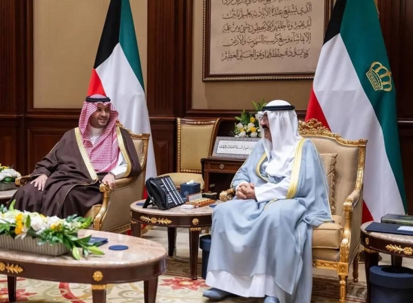 Emir of Kuwait receives Saudi minister at Bayan Palace