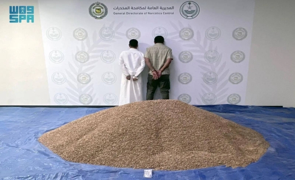 Two foreigners, including a Yemeni national and a displaced person, were arrested while receiving a huge consignment of narcotics in the Riyadh region
