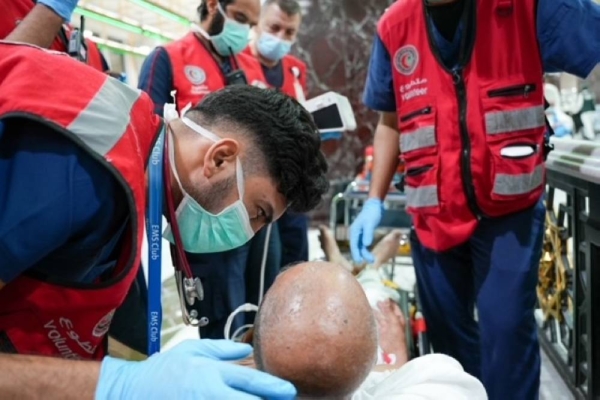 Saudi Red Crescent Authority team makes rapid intervention on an Asian pilgrim after his heart stopped while performing Umrah at the Grand Mosque in Makkah.
