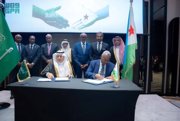 Hassan Al-Huwaizi, president of the Federation of Saudi Chambers, and and Aboubaker Omar Hadi, chairman of Djibouti Ports and Free Zones Authority, sign the contract in a ceremony held in Djibouti.