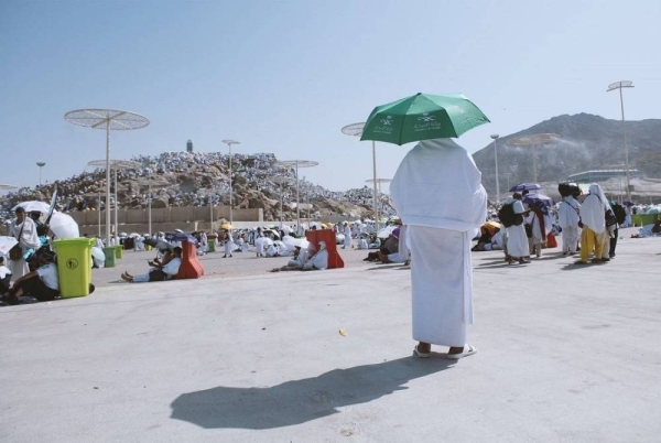 The Ministry of Health called on the Hajj pilgrims to always use umbrellas to avoid direct exposure to the sun, and drink water in sufficient quantities throughout the day, even if they do not feel thirsty.
