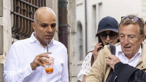 Ajay Hinduja (L) and his wife Namrata arrive with their lawyer Robert Assael at a court house in Geneva