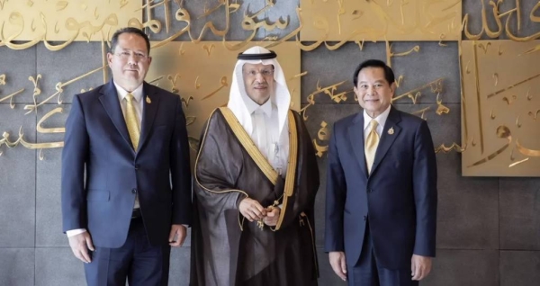 Prince Abdulaziz bin Salman with the visiting Thai minister.