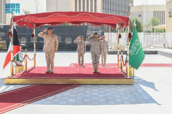 Saudi and Kuwaiti military chiefs review cooperation