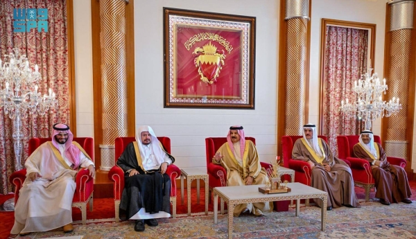 King Hamad of Bahrain receives speaker of Saudi Shoura Council
