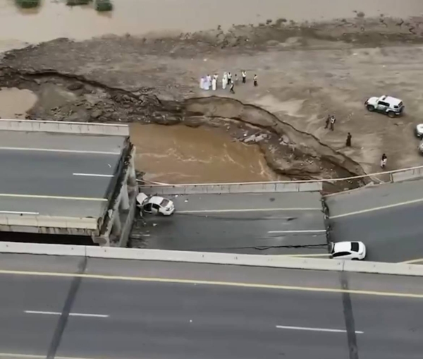 One dead after flash floods cause partial collapse of Jazan Valley Bridge