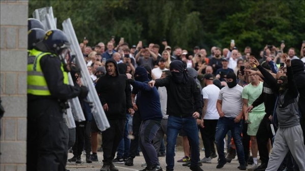 Far-right mob sets fire to UK hotel housing migrants