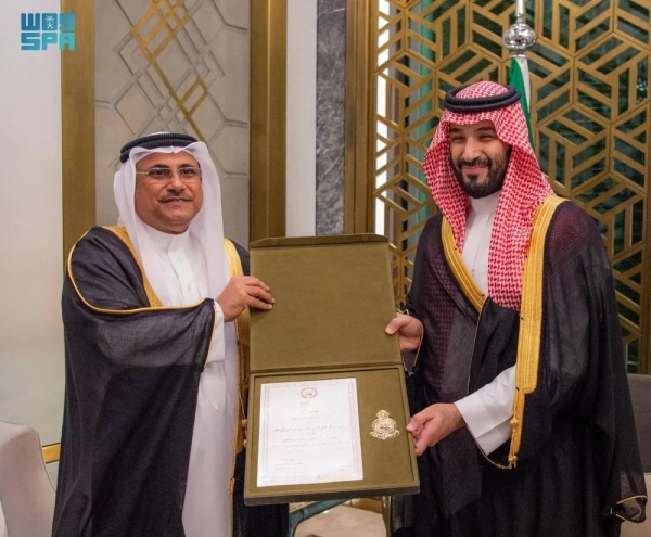 Arab Parliament Speaker Adel Al-Assoumi presents the Leader’s Medal to Crown Prince and Prime Minister Mohammed bin Salman in Jeddah on Tuesday.