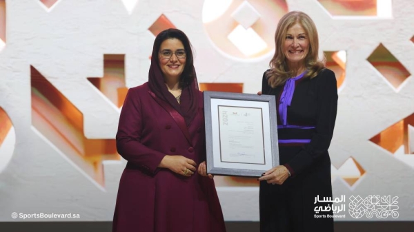 CEO of Architecture and Design Commission Dr. Sumayah Al-Sulaiman presents the King Salman Charter for Architecture and Urbanism Award to  CEO of the Sports Boulevard Foundation Jayne McGivern during a ceremony held in Riyadh.