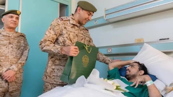 Commander of the Saudi Joint Forces Lt. Gen. Fahd Al-Salman visiting injured soldiers at Prince Sultan Military Medical City in Riyadh on Tuesday.