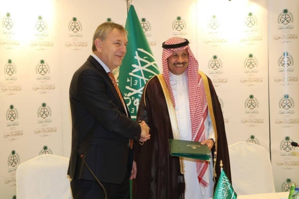 Saudi Ambassador to Jordan Naif Al-Sudairi presents a check to UNRWA Commissioner General Philippe Lazzarini in a ceremony held in Amman on Tuesday.