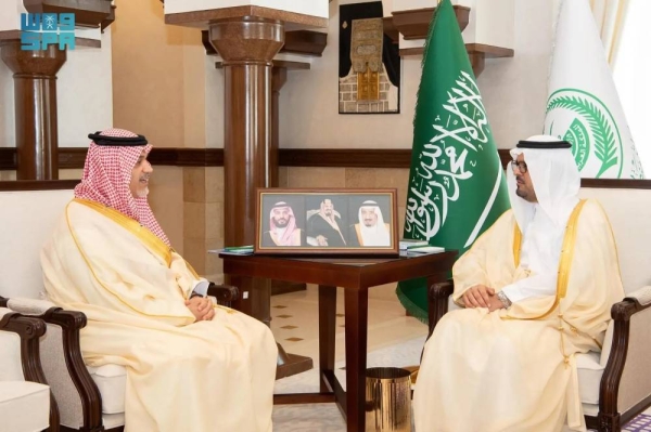 Makkah Deputy Emir Prince Saud bin Mishaal holds talks with Fahad Al-Saif, chairman of Emaar, The Economic City, in Jeddah on Sunday.
