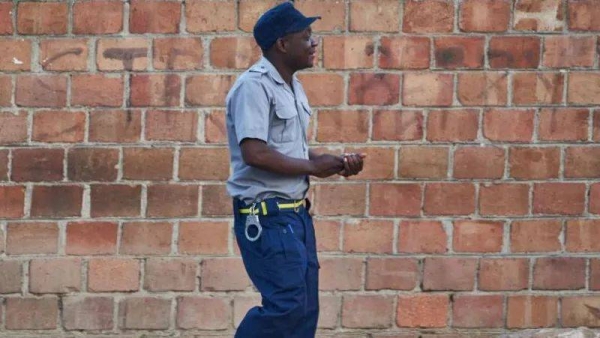 Zimbabwe bans police from using mobile phones while on duty