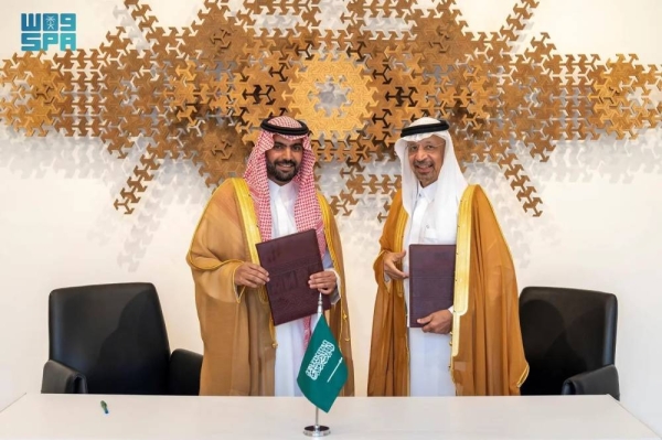 Minister of Culture Prince Badr bin Abdullah signs a memorandum of understanding with Minister of Commerce Dr. Majed Al-Qasabi in Riyadh on Wednesday.