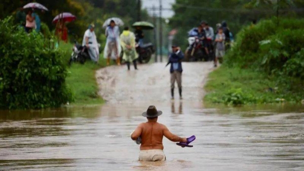 Hundreds of Honduran villages cut off by torrential rain