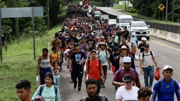 A so-called migrant caravan advances to the US through Huehuetan, southern Mexico, last week