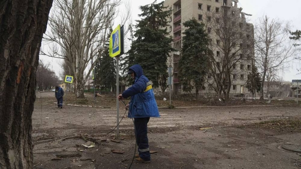 Municipal workers check wire cables after Russian bombing in the centre of Pokrovsk, 21 December, 2024