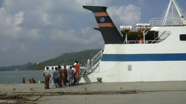 Just as we pulled out from the harbour, our boat lurched and suddenly the jetty next to where we had boarded collapsed into the sea