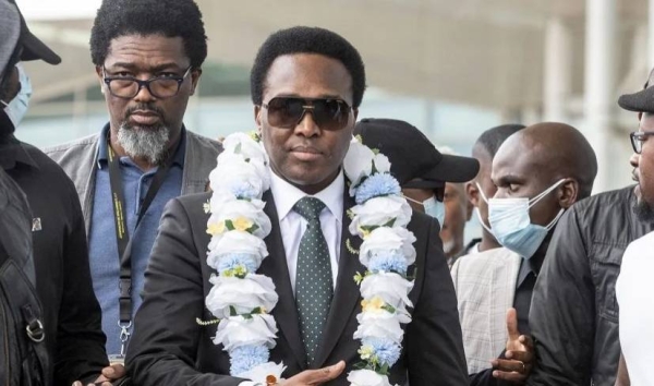 Mozambique's main opposition leader Venancio Mondlane (C) arrives in Maputo on January 9