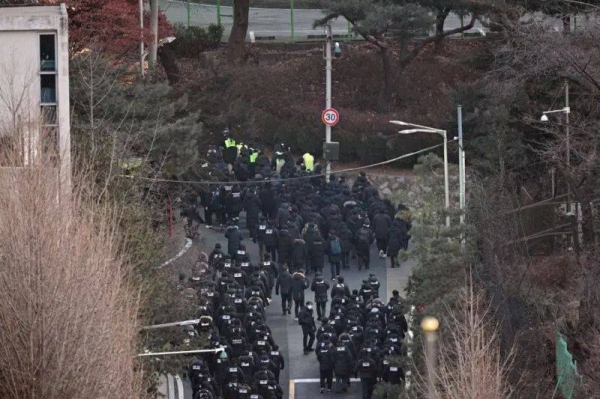 Investigators from the anti-corruption agency  make their way to the residence of impeached President Yoon Suk Yeol to execute an arrest warrant, Jan. 15, 2025